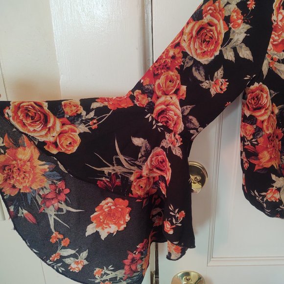 🌠 2 for $10 - EUC Black Floral Crop Top - Picture 3 of 6